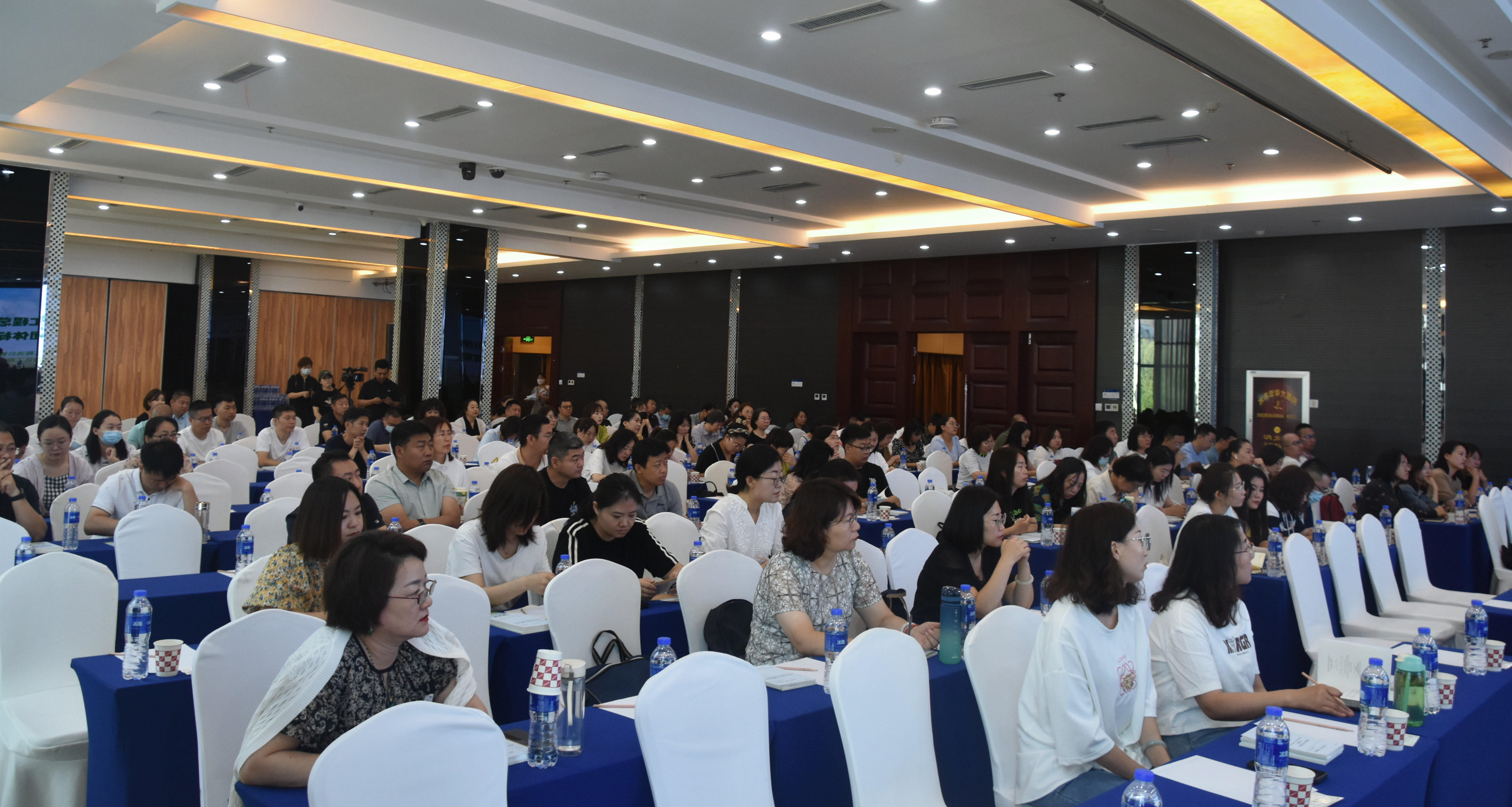 會(huì)議現(xiàn)場(chǎng)_副本.jpg 會(huì)議現(xiàn)場(chǎng)_副本.jpg